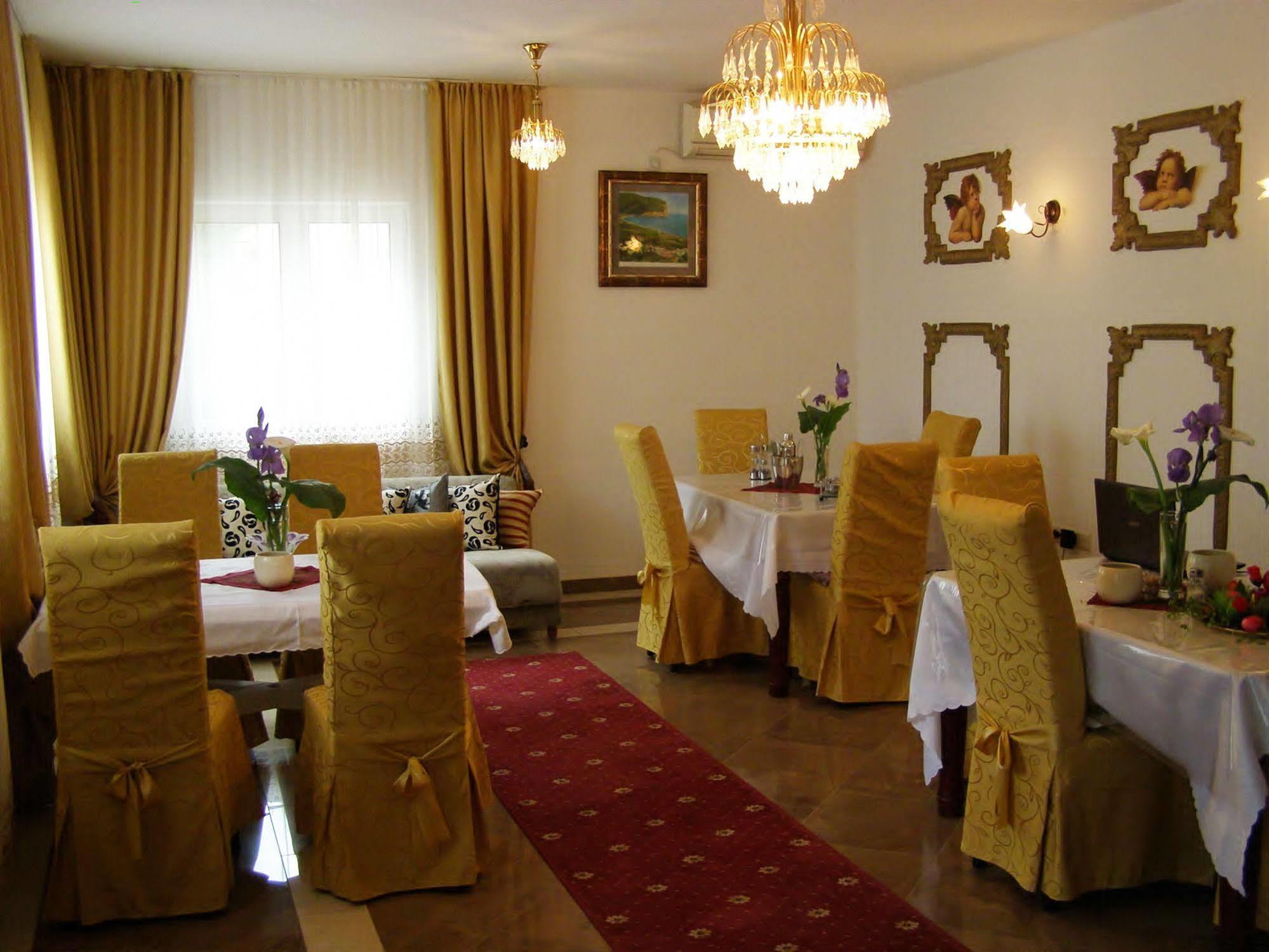 Hotel Wellness & Spa Angelo Gabriel Petrovac Buitenkant foto