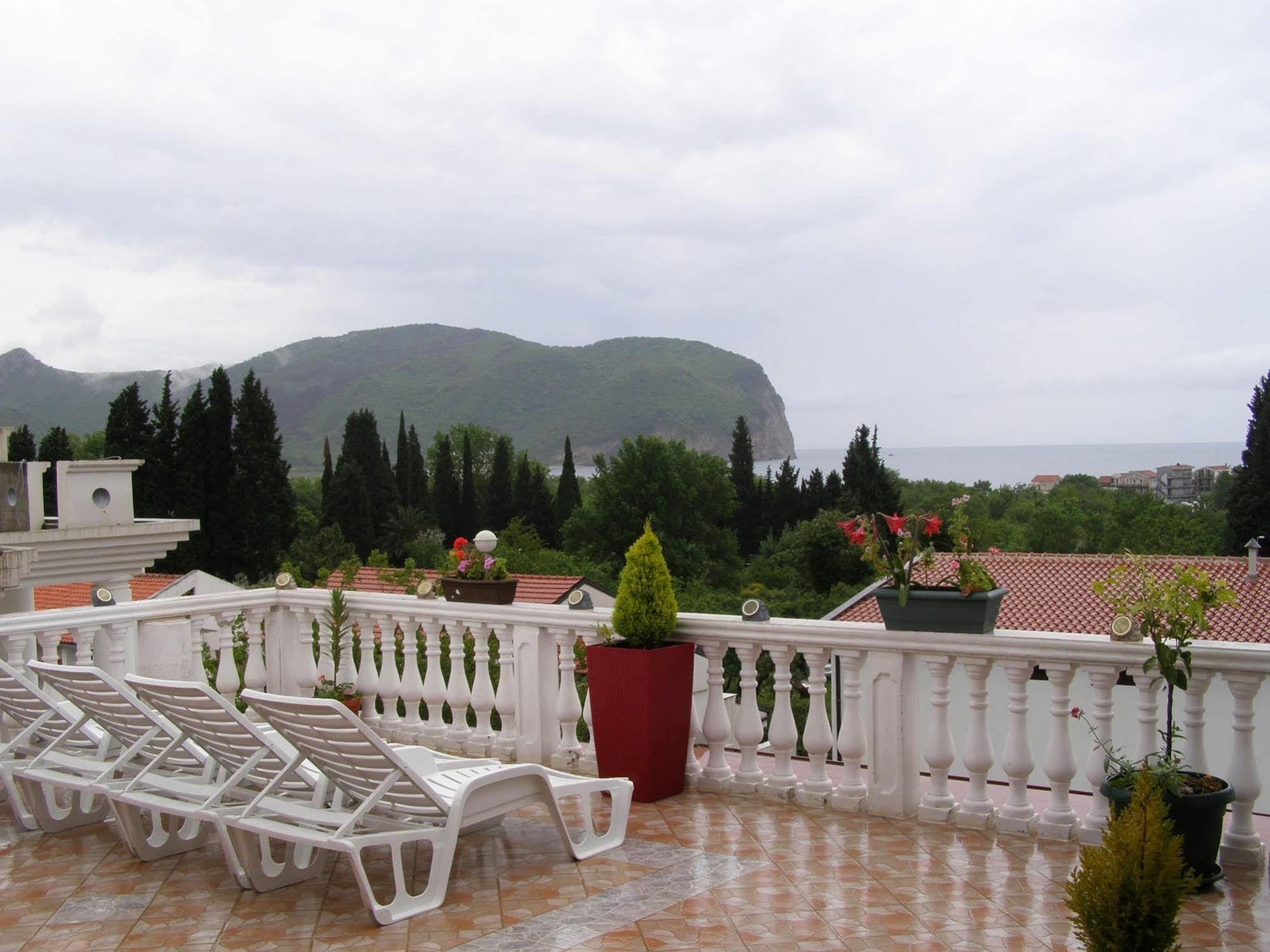 Hotel Wellness & Spa Angelo Gabriel Petrovac Buitenkant foto
